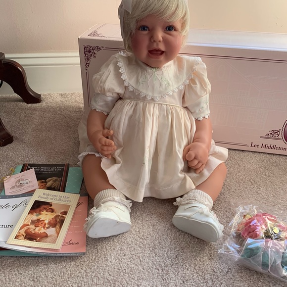 Lee Middleton Original Doll (Pretty as a Picture) - Picture 2 of 4